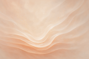 Composição abstrata com formas suaves ondulantes e tons perolados que evocam cuidado com a pele, com partículas douradas dispersas e fundo difuso em neblina suave.