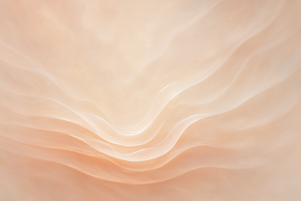 Composição abstrata com formas suaves ondulantes e tons perolados que evocam cuidado com a pele, com partículas douradas dispersas e fundo difuso em neblina suave.